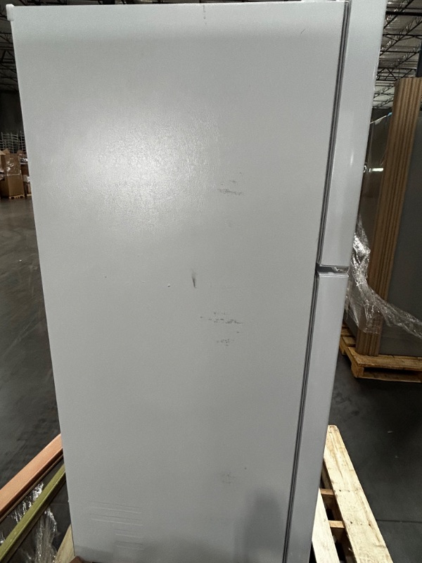 Photo 6 of LG 20.2-cu ft Top-Freezer Refrigerator (White) ENERGY STAR
