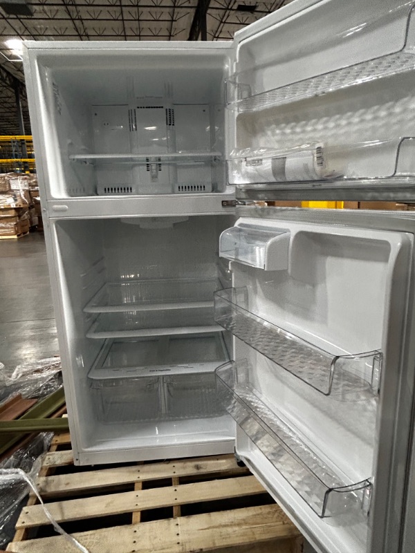 Photo 8 of LG 20.2-cu ft Top-Freezer Refrigerator (White) ENERGY STAR
