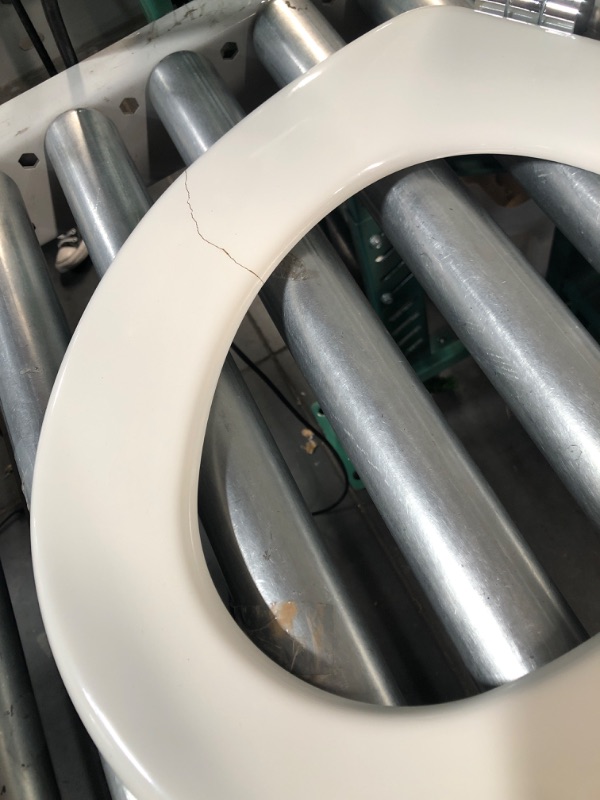 Photo 1 of *DAMAGE SEE PHOTOS** Mansfield Wood White Round Soft Close Toilet Seat