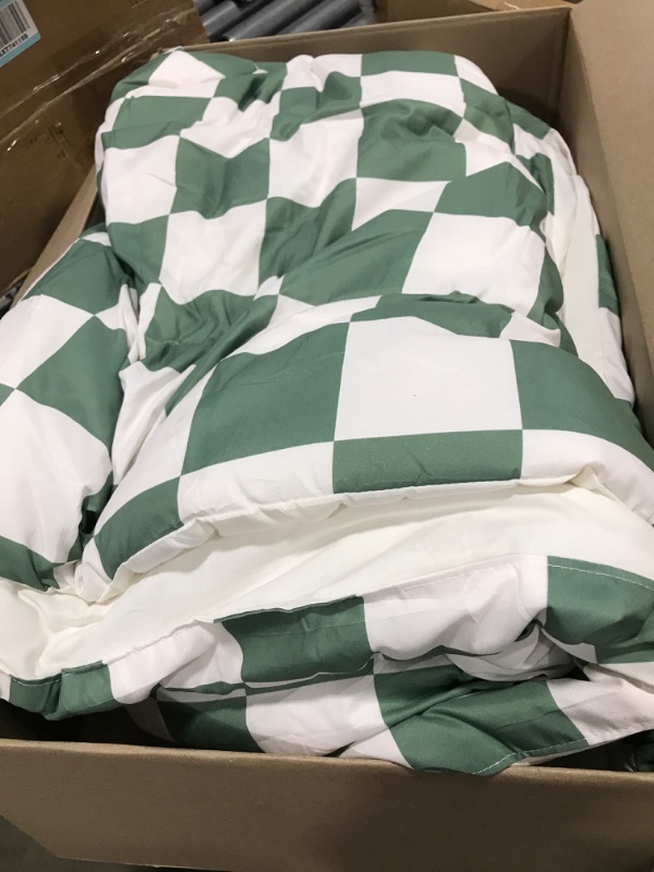 Photo 2 of Bedsure Green Checkered Comforter 68x88