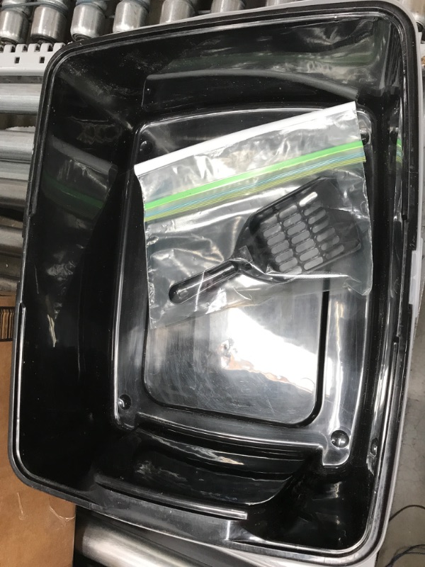 Photo 1 of 19in.x15in. Litterbox with Scooper(Unknown brand)