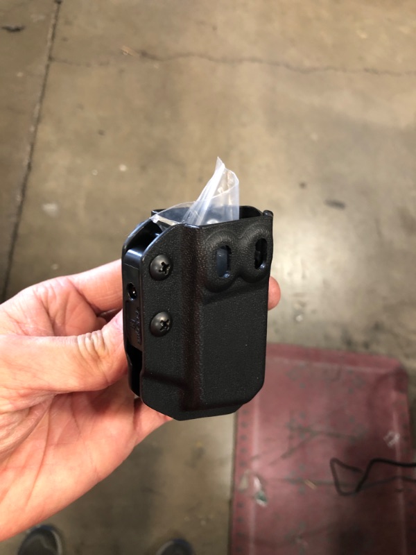 Photo 2 of Amberide Universal Mag Carrier IWB/OWB KYDEX Magazine Holster Fit: 9mm/.40 Double Stack - 9mm/.40 Single Stack - .45ACP Double Stack - .45ACP Single Stack Black 9mm/.40 Double Stack Mag Carrier