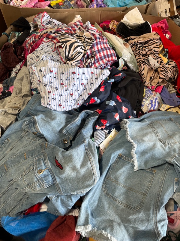 Photo 4 of **PALLET OF ASSORTED CLOTHING, MENS, WOMANS AND CHILDRENDS**ASSORTED SIZING**NONREFUNDABLE**