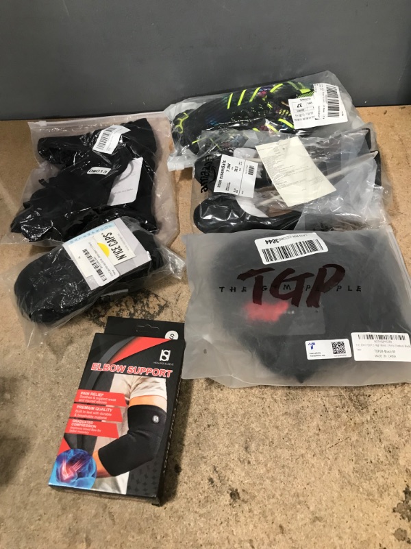 Photo 1 of 6 ASSORTED BUNDLE OF CLOTHING/ACCESSORIES