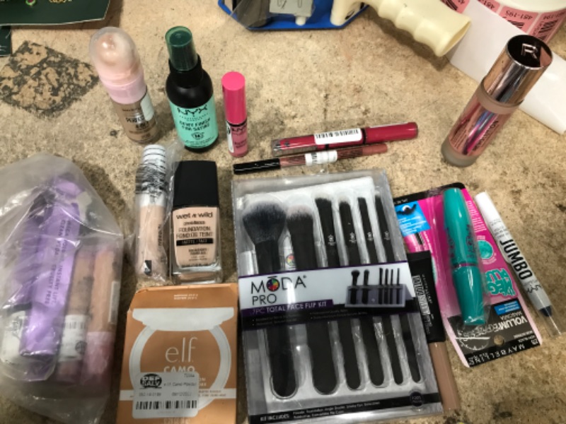 Photo 1 of 17 bundle makeup pack