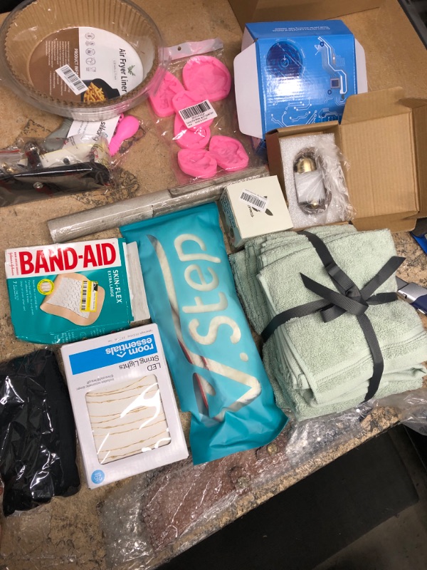 Photo 1 of Bundle of 15 assorted home items 