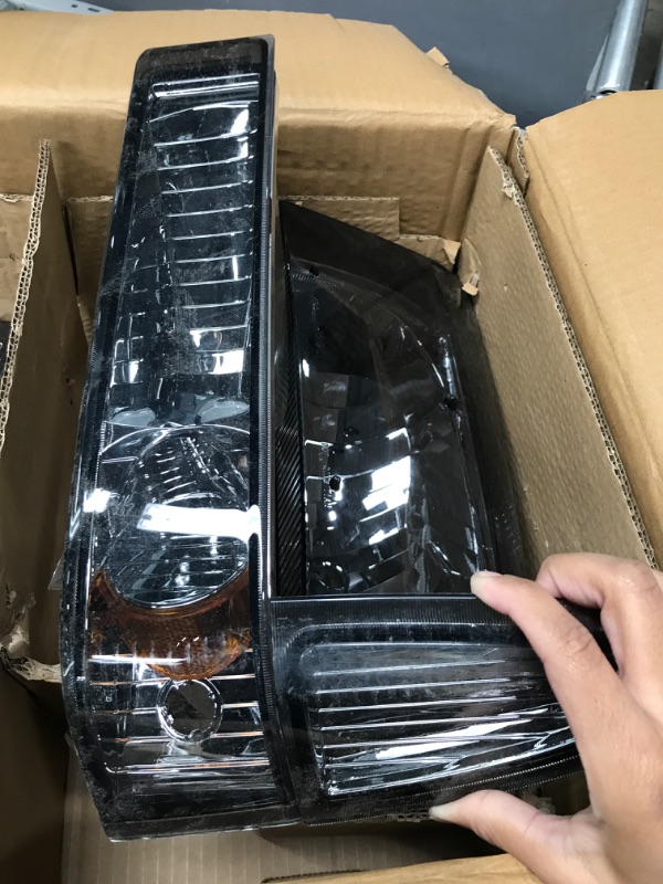 Photo 4 of DNA MOTORING HL-OH-F99SD4P-SM-AM Smoke Lens Amber Headlights Replacement For 99-04 F250 F350 F450 F550 SD Smoked Lens Amber Corner