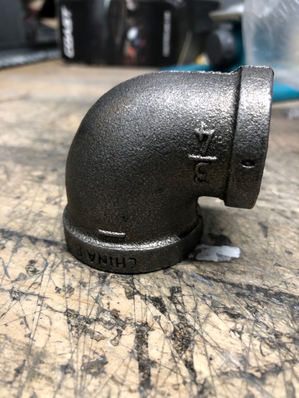 Photo 1 of 1 in. x 3/4 in. Black Malleable Iron 90 Degree FPT x FPT Reducing Elbow Fitting