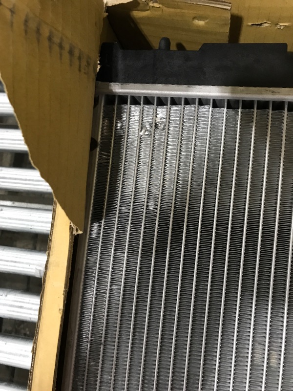 Photo 4 of (*MAJOR DAMAGE*)Denso 221-0506 Radiator