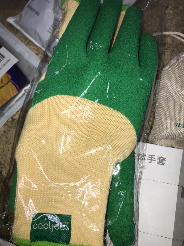 Photo 1 of 1 pair work gloves -large 