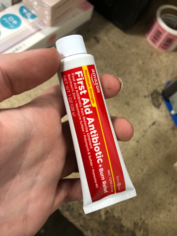 Photo 2 of Expires on: 06/2023
Amazon Basic Care First Aid Antibiotic + Burn Relief, Maximum Strength Triple antibiotic Ointment for First aid and Burn Relief, 1 Ounce Antibiotic + Burn Relief 1 Ounce (Pack of 1)