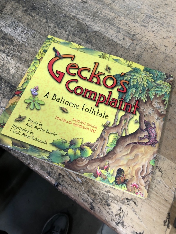 Photo 1 of Gecko's Complaint: A Balinese Folktale (Bilingual Edition - English and Indonesian Text) Hardcover – September 10, 2009
