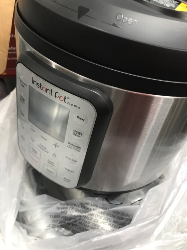 Photo 3 of ***POwers On***Instant Pot Duo Plus 6 qt 9-in-1 Slow Cooker/Pressure Cooker