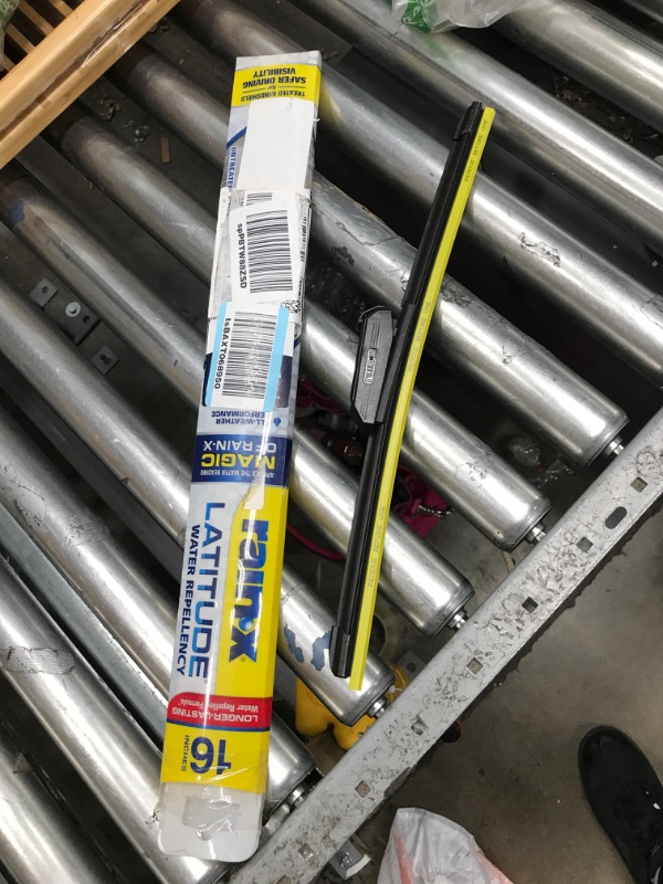 Photo 1 of Rain-X 5079274-2 Latitude 2-In-1 Water Repellent Wiper Blade, 16 Inch Windshield Wiper (Pack Of 1), Automotive Replacement Windshield Wiper Blade With Patented Rain-X Water Repellency Formula 16" Single Wiper Blade