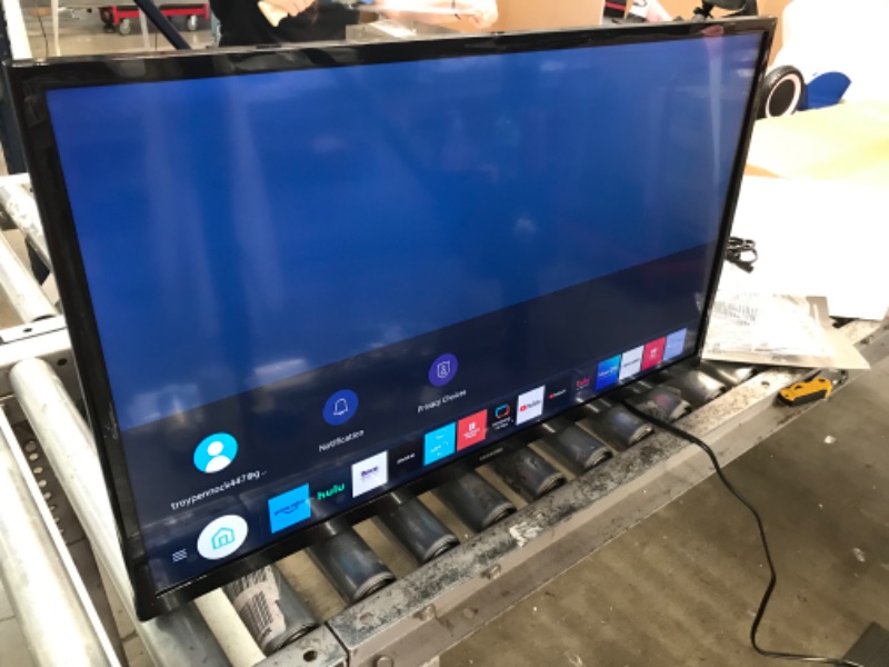 Photo 2 of SAMSUNG 32-inch Class LED Smart FHD TV 1080P (UN32N5300AFXZA, 2018 Model)