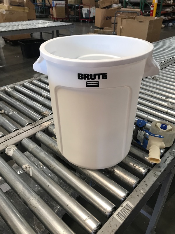 Photo 2 of Brute 10 Gal. White Plastic Round Trash Can