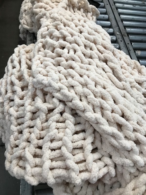 Photo 2 of 
Chunky Knit Blanket Merino Wool 60" x 80" Queen Blanket Giant Knit, Extra Chunky Wool Blanket (Queen, Creamy Nougat)
Size:Ivory
Color:Queen