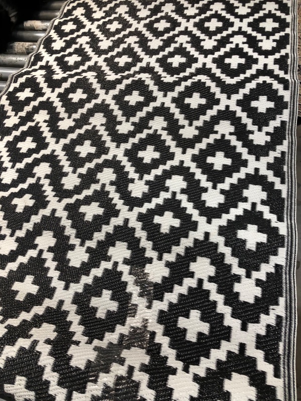 Photo 1 of 5'X3' AREA BLACK AND WHITE RUG * 