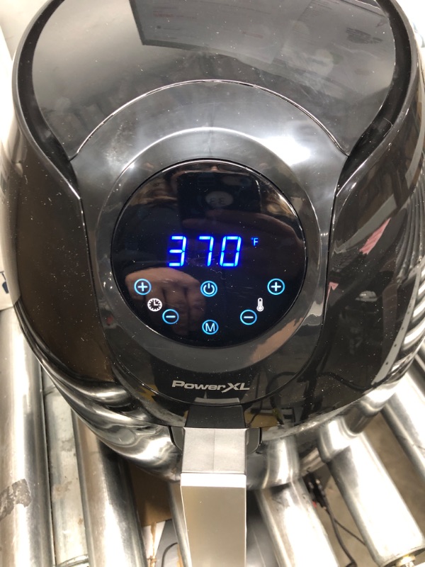 Photo 4 of ***POWERS ON***PowerXL Air Fryer 7 QT Maxx Classic , Extra Hot Air Fry, Cook, Crisp, Broil, Roast, Bake, High Gloss Finish, Black (7 Quart)