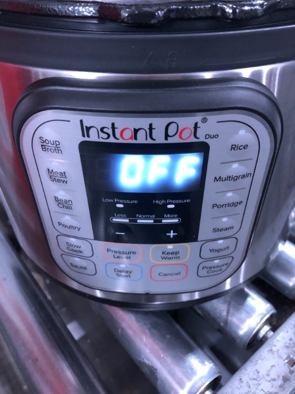 Photo 6 of ***ONE HANDLE IS BROKE-POWERS ON***Instant Pot 6qt Duo Pressure Cooker