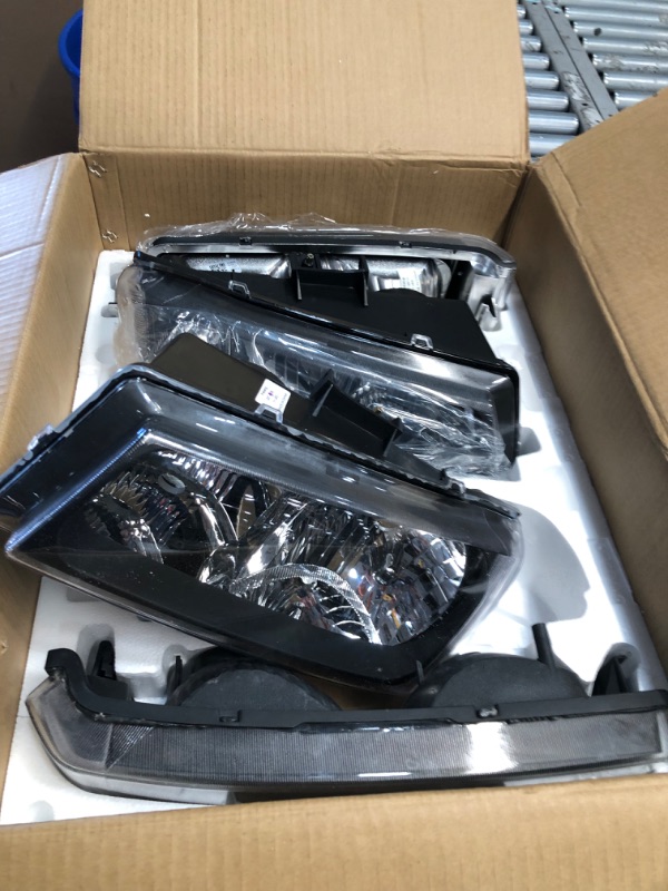 Photo 2 of AUTOSAVER88 Headlight Assembly kit Compatible with 2003-2006 Chevy Avalanche / 2003-2007 Chevrolet Silverado 1500 2500 3500 1500HD 2500HD Pickup Headlamp Replacement Black Housing with Bumper Lamp Black Housing Clear Reflector