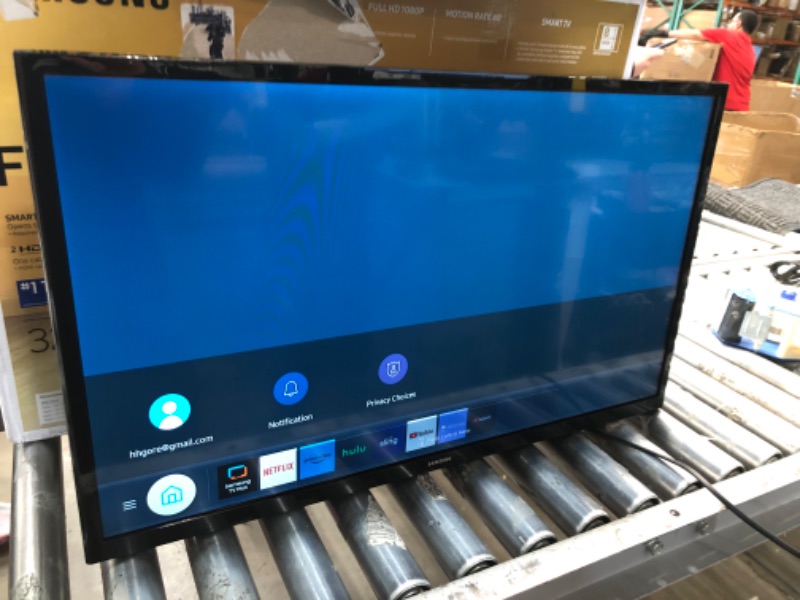 Photo 2 of SAMSUNG 32-inch Class LED Smart FHD TV 1080P (UN32N5300AFXZA, 2018 Model)