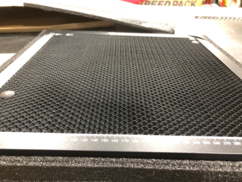 Photo 3 of 400 * 400mm Honeycomb Laser Bed Honeycomb Working Table Laser Honeycomb for CO2 or Laser Engraver Cutting Machine with Aluminum Plate with Engraving Materials With engraving materials 400*400mm