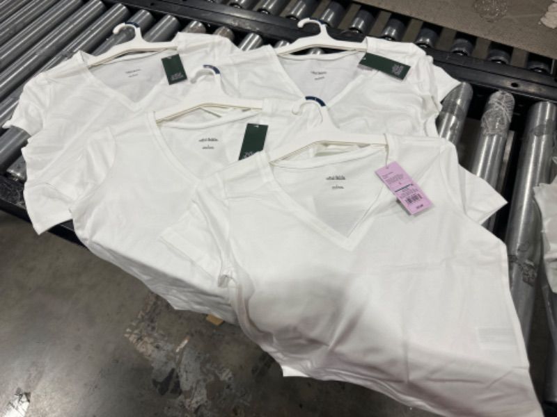 Photo 1 of 4 PACK  Women's Short Sleeve V Neck Cropped T-Shirt Wild Fable White Size Large (ALL) 