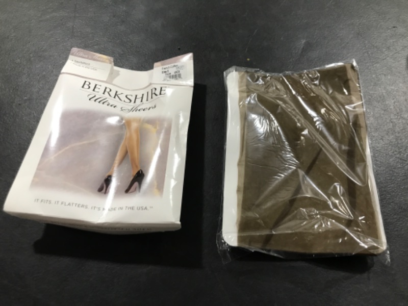 Photo 2 of Berkshire womens Ultra Sheer Non-control Top Pantyhose - Sandalfoot 3 French Coffee