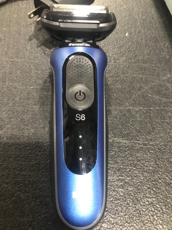 Photo 2 of Braun - Series 6 Wet/Dry Electric Shaver - Blue