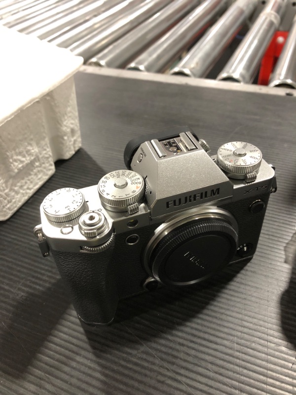 Photo 5 of  - missing battery - unable to test -  Fujifilm X-T5 Mirrorless Camera with XF18-55mmF2.8-4 R LM OIS Lens (Silver) - missing battery - unable to test - 
