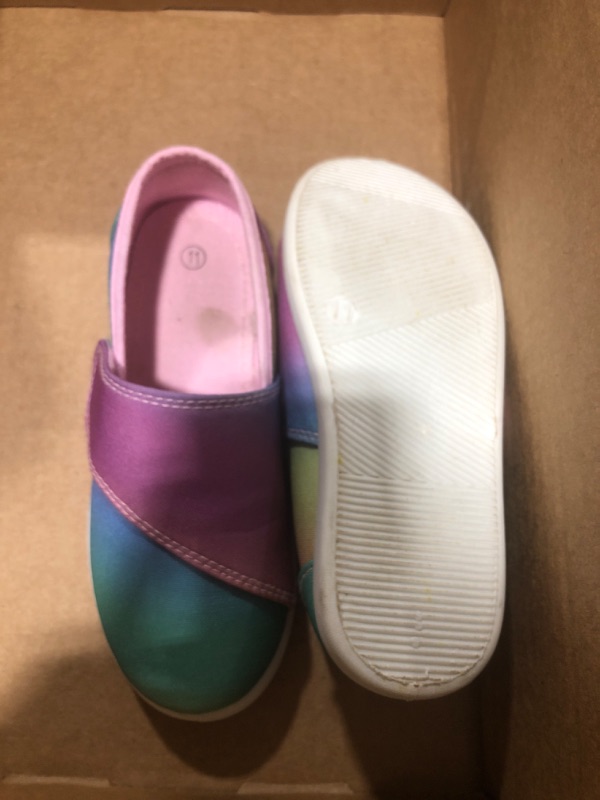 Photo 1 of little girl shoe size 11 