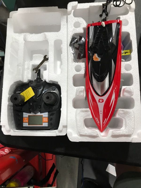 Photo 2 of DEERC H120 RC Boat 20+ MPH, Fast Remote Control Boats for Pools and Lakes, 2.4 GHz Racing Boats for Kids & Adults with Rechargeable Battery,Low Battery Alarm,Capsize Recovery,Gifts for Boys Girls Classic