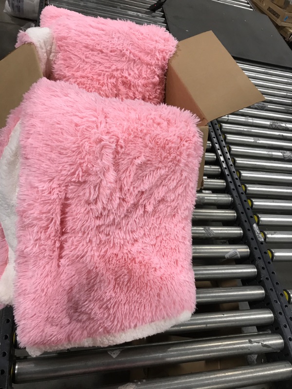 Photo 2 of  Luxury Plush Shaggy Duvet Cover Flannel Velvet Bedding (1 Faux Fur Duvet Cover +2 Faux Fur Pillowcases) Fluffy Comforter Bed Sets 3 Pieces,Zipper Closure (Pink, Queen)
