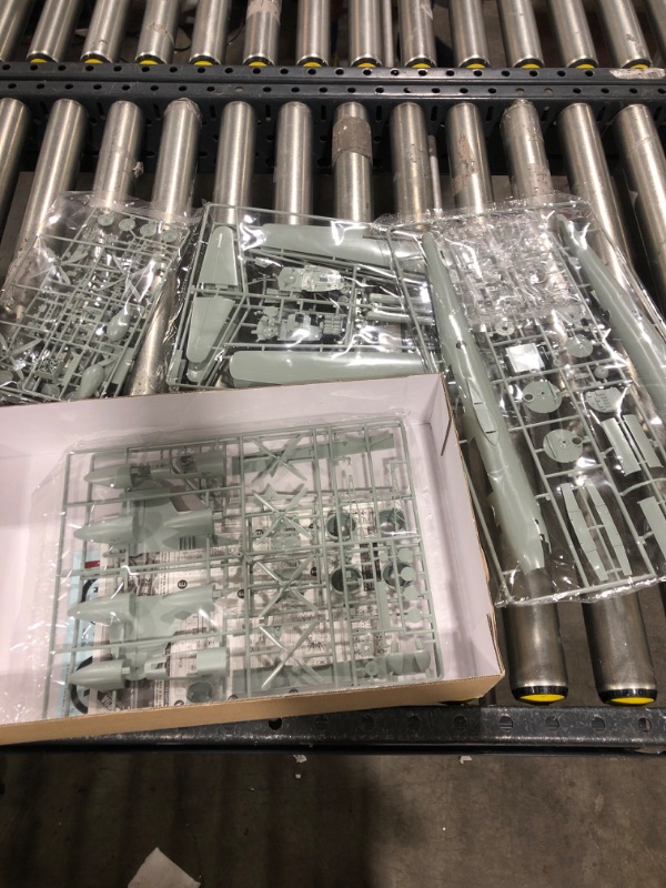 Photo 1 of Academy Hobby Model Kits Scale Model : Airplane & Jet Kits (1/72 B-29A Enola Gay & Bockscar) (FOR PARTS)