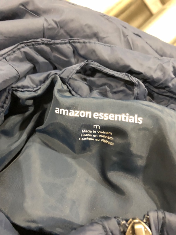 Photo 3 of Amazon Essentials Men's Packable Lightweight Water-Resistant Puffer Jacket Medium Navy