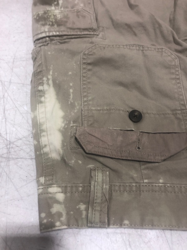 Photo 2 of Amazon Essentials - Mens - Cargo Shorts - Size 33