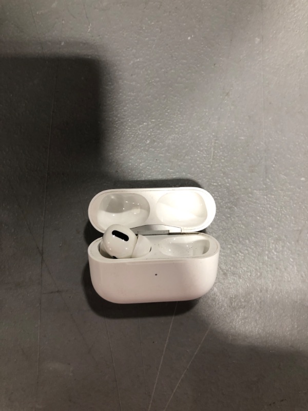 Photo 2 of Apple AirPods Pro (2nd Generation) Wireless Earbuds, Up to 2X More Active Noise Cancelling, Adaptive Transparency, Personalized Spatial Audio, MagSafe Charging Case, Bluetooth Headphones for iPhone(1 airpod missing and charing missing)







0
