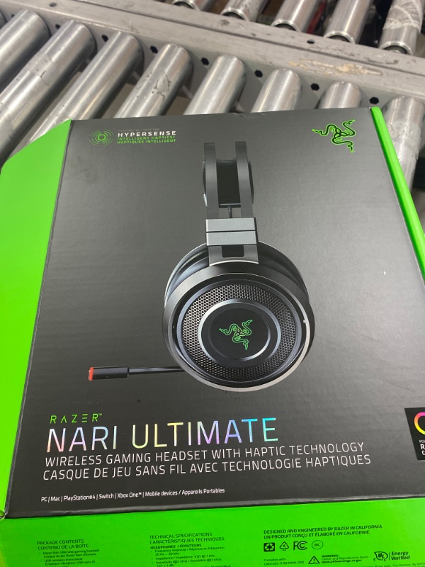 Photo 3 of Razer Nari Ultimate Wireless 7.1 Surround Sound Gaming Headset: THX Audio & Haptic Feedback - Auto-Adjust Headband - Chroma RGB - Retractable Mic - For PC, PS4, PS5 - Black
