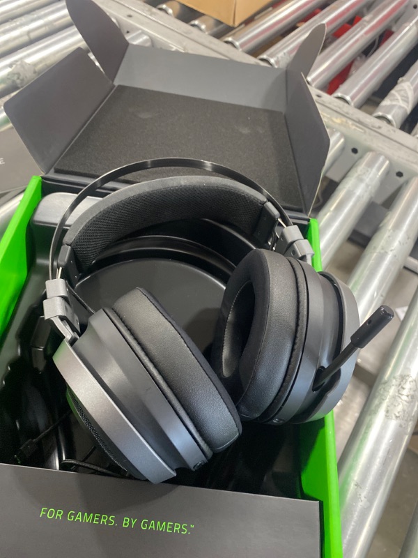 Photo 4 of Razer Nari Ultimate Wireless 7.1 Surround Sound Gaming Headset: THX Audio & Haptic Feedback - Auto-Adjust Headband - Chroma RGB - Retractable Mic - For PC, PS4, PS5 - Black
