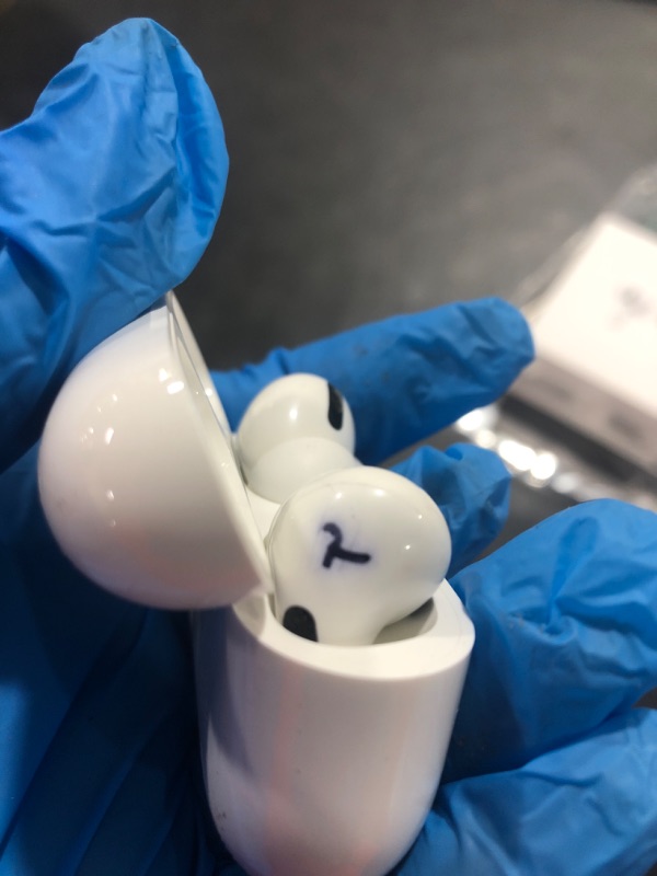 Photo 3 of Apple AirPods Pro (1st Generation)