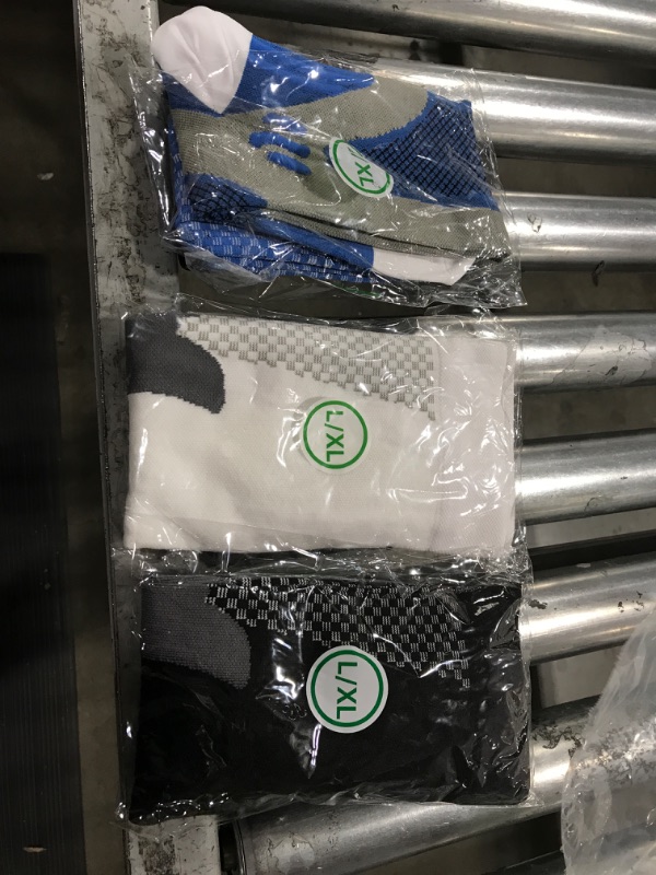 Photo 1 of 3 Pack of Socks Size L/XL White, Blue, Black 