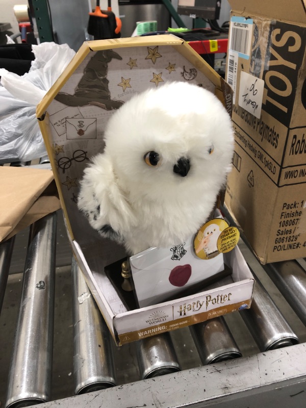 Photo 1 of Wizarding World Harry Potter, Enchanting Hedwig Interactive Owl with Over 15 Sounds and Movements and Hogwarts Envelope, Kids Toys for Ages 5 and up Hedwig (Interactive)