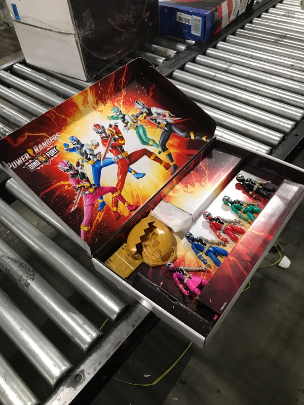 Photo 1 of Power Rangers Dino Fury 5 Ranger Team Multipack 6-Inch Action Figure Toys with Dino Fury Keys and Chromafury Saber Weapon Accessories (Amazon Exclusive)