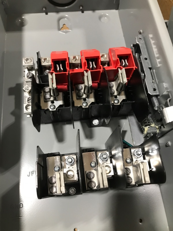 Photo 3 of SIEMENS GF323NR 100 Amp, 3 Pole, 240-Volt, 4 Wire, Fused, General Duty, Outdoor Rated & HF322N 60-Amp 3 Pole 240-volt 4 Wire Fused Heavy Duty Safety Switches