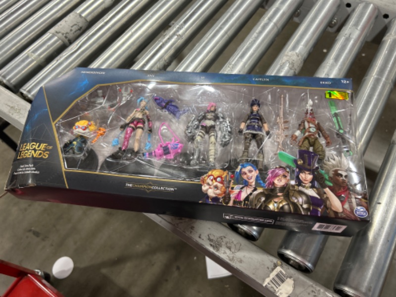 Photo 2 of Dual Cities Pack w/ Exclusive Jinx, Heimerdinger, Vi, Caitlyn, Ekko, 4-Inch Figures, Ages 12 and Up