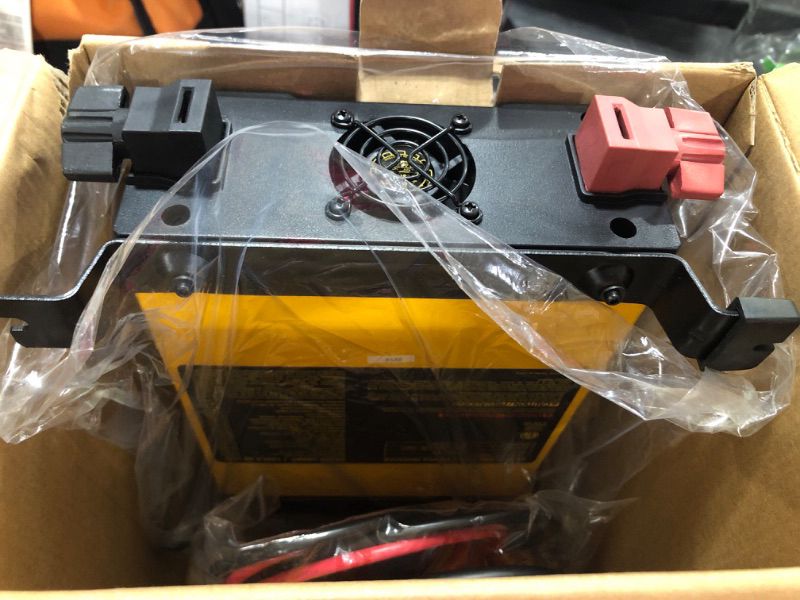 Photo 2 of DEWALT DXAEPI1000 Professional 1 000-Watt Digital Power Inverter DXAEPI1000