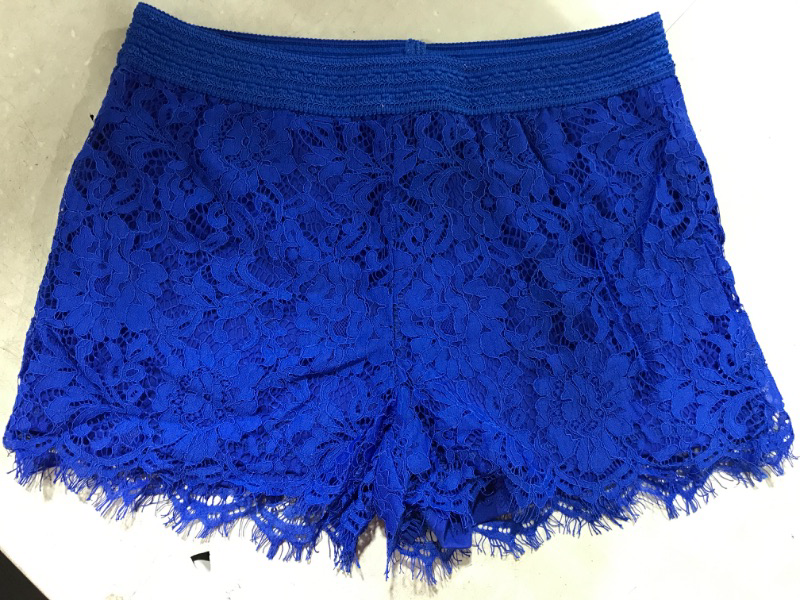 Photo 2 of (L) Women's Fitted Scallop Hem Crochet Lace Mini Shorts