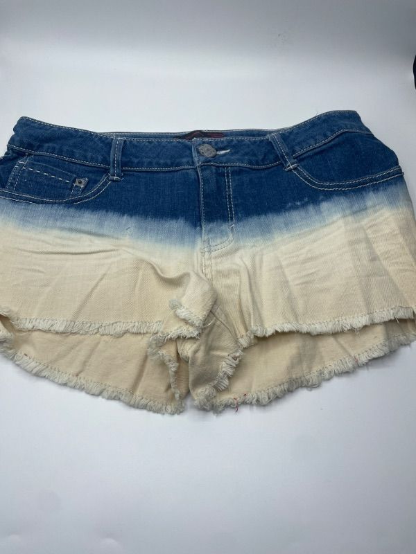 Photo 2 of No boundaries bleach and blue ombre shorts size  17