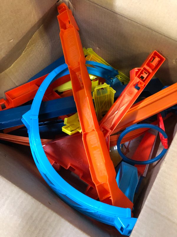 Photo 1 of Hot Wheels Track Set and 1:64 Scale Toy Car, Connects to Other Sets, Track Builder Unlimited Corkscrew Twist Kit ????